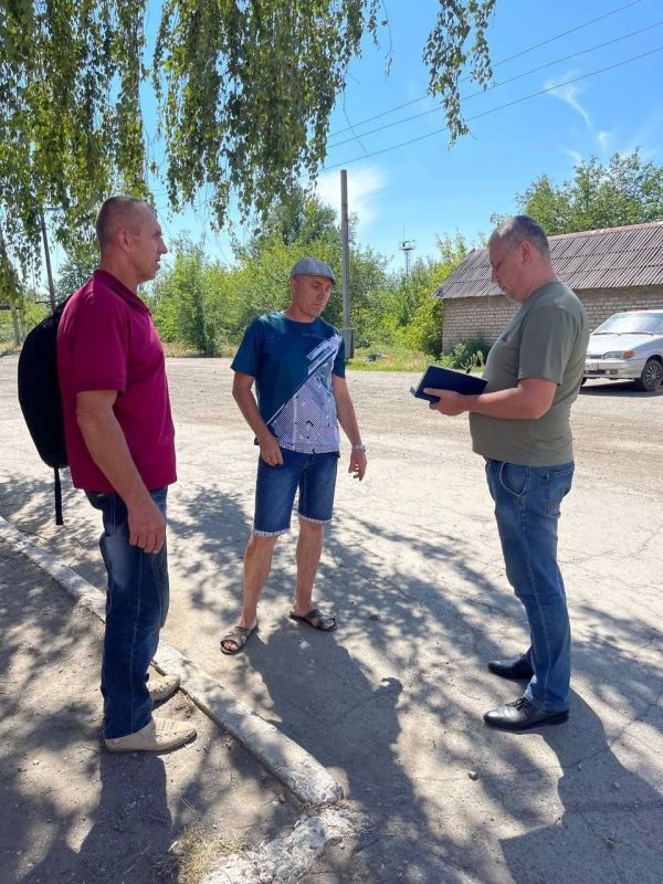 ВСТРЕЧИ С НАСЕЛЕНИЕМ. 04 августа 2026 года депутаты Ясиноватского муниципального совета от фракции «Единая Россия» - Николай Коляденко, Елена Исаенко и Валерий Аксенов провели встречи с населением ВСТРЕЧИ С НАСЕЛЕНИЕМ. 04 августа 2026 года депутаты Ясиноватского муниципального совета от фракции «Единая Россия» - Николай Коляденко, Елена Исаенко и Валерий Аксенов провели встречи с населением