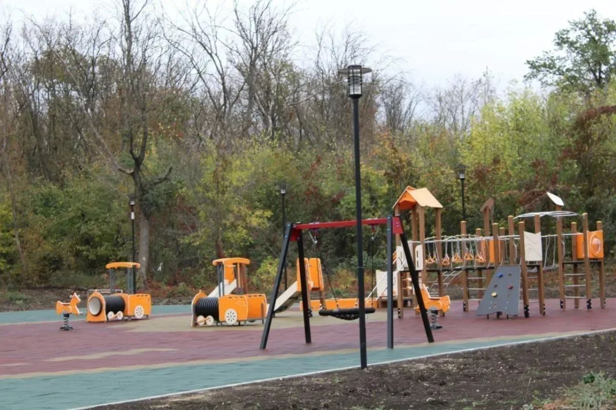 В Парке культуры и отдыха имени Горького города Горловка выполняются работы по благоустройству территории В Парке культуры и отдыха имени Горького города Горловка выполняются работы по благоустройству территории