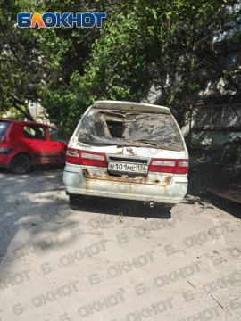 Брошенный автомобиль несколько лет занимает место во дворе на Независимости