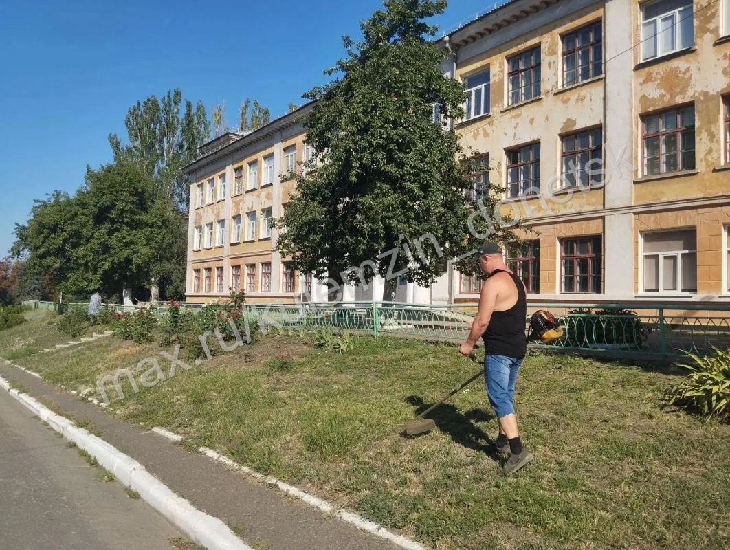 Специалисты спортивных, культурных и образовательных учреждений приняли участие в еженедельной акции «Чистый четверг» Специалисты спортивных, культурных и образовательных учреждений приняли участие в еженедельной акции «Чистый четверг»