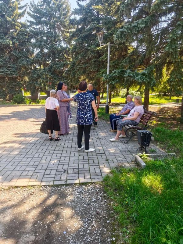 Руководитель общественной приемной МО ВПП «Единая Россия» Анжелика Россоха встретилась с жителями пгт Мироновский