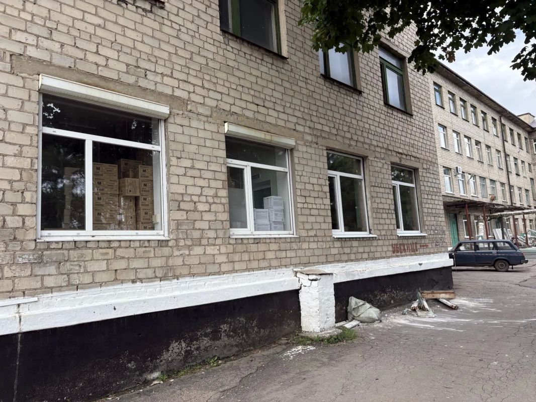 При поддержке сахалинцев в женском отделении ЦРБ Шахтерска приступили к установке окон При поддержке сахалинцев в женском отделении ЦРБ Шахтерска приступили к установке окон