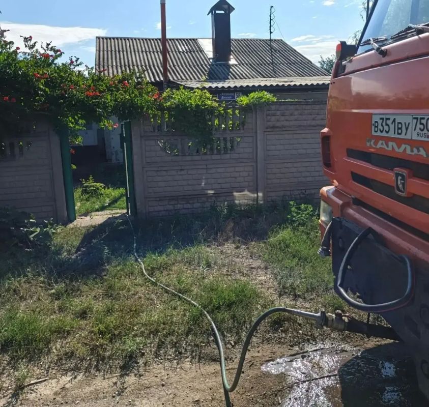 5 августа, в Кировском внутригородском районе при поддержке региона-шефа Московская область согласно поступившим заявкам произведен подвоз воды для жителей в жилом массиве «Путь Ильича» по ул. Матросова, ул. Руставели, ул.... 5 августа, в Кировском внутригородском районе при поддержке региона-шефа Московская область согласно поступившим заявкам произведен подвоз воды для жителей в жилом массиве «Путь Ильича» по ул. Матросова, ул. Руставели, ул....