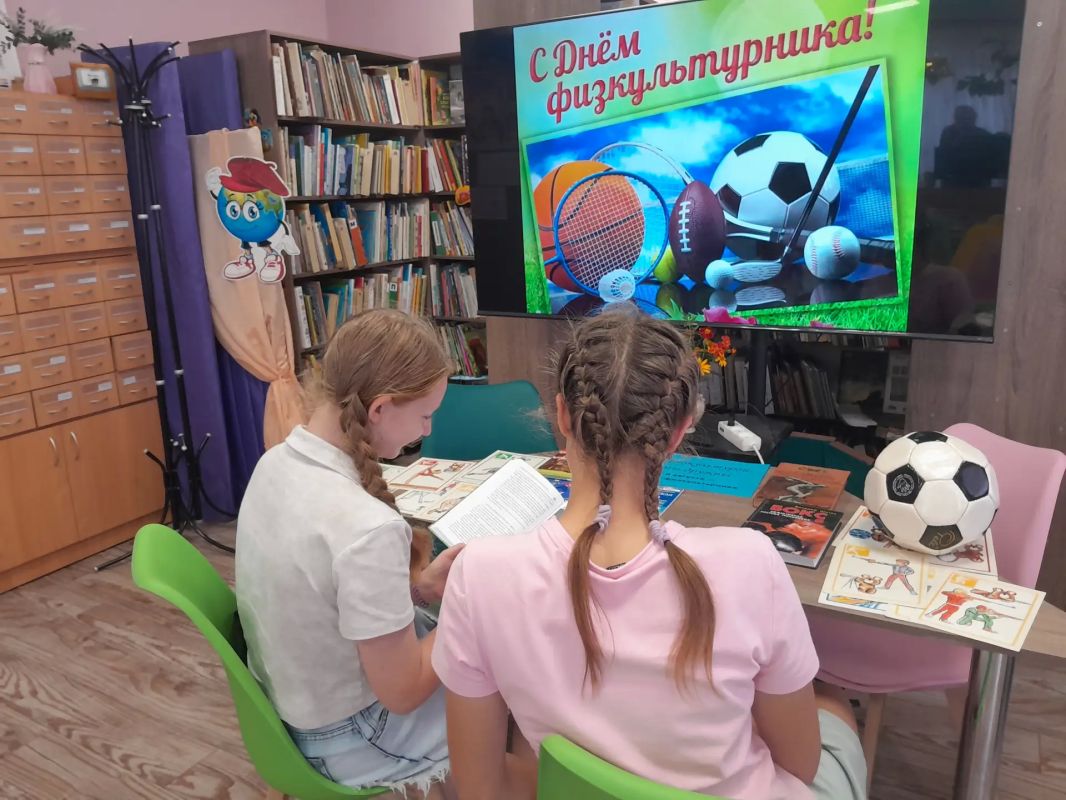 С физкультурой мы дружны. Во вторую субботу августа в России отмечают День физкультурника С физкультурой мы дружны. Во вторую субботу августа в России отмечают День физкультурника