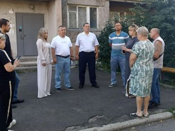 Иван Адамец: Возле дома № 1б по улице Космонавтов состоялась встреча с жителями, в которой приняли участие первый заместитель руководителя Управы Алина Волкова и депутаты горсовета Дмитрий Пефтеев, Герман Полунин и Эдуард...