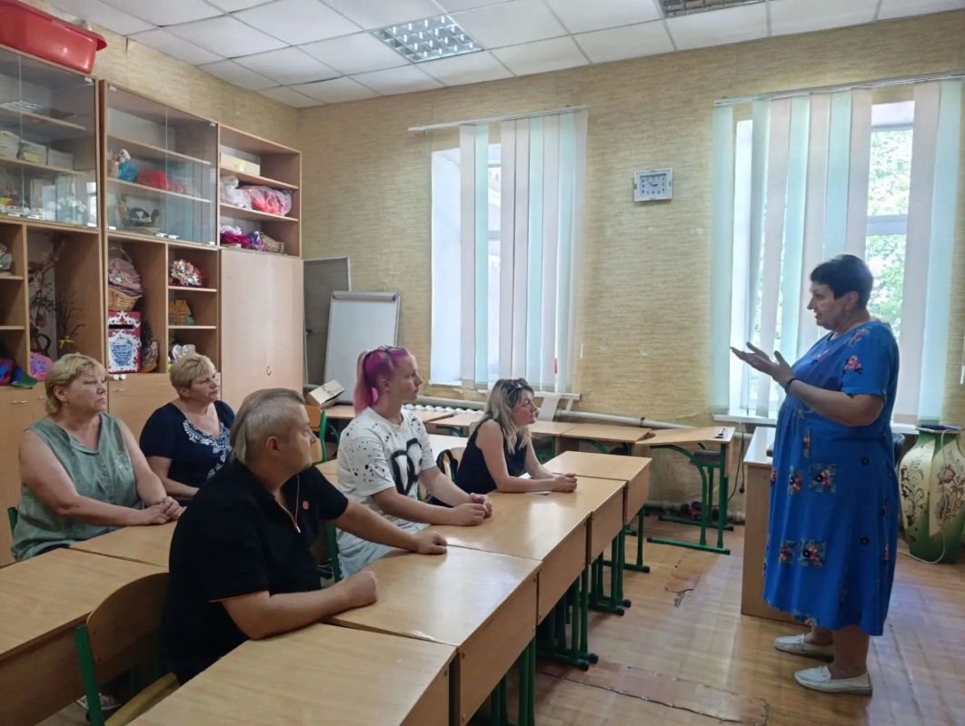 Сегодня, 6 августа в Червоногвардейском районе состоялась встреча руководителя Управы Червоногвардейского внутригородского района Администрации городского округа Макеевка Марии Чулаковой с трудовым коллективом МБУ «Дворец... Сегодня, 6 августа в Червоногвардейском районе состоялась встреча руководителя Управы Червоногвардейского внутригородского района Администрации городского округа Макеевка Марии Чулаковой с трудовым коллективом МБУ «Дворец...