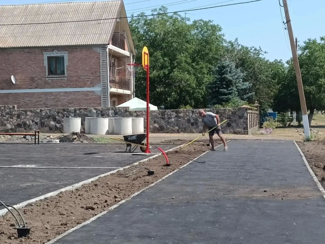 Первый заместитель главы Администрации Володарского муниципального округа Дмитрий Владимирович Боровик проверил ход работ по благоустройству зоны отдыха в селе Новоянисоль Первый заместитель главы Администрации Володарского муниципального округа Дмитрий Владимирович Боровик проверил ход работ по благоустройству зоны отдыха в селе Новоянисоль