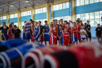 Вместе с Министром спорта и туризма ДНР Максимом Николаевичем Швецом провёл масштабную открытую тренировку, посвящённую Дню физкультурника