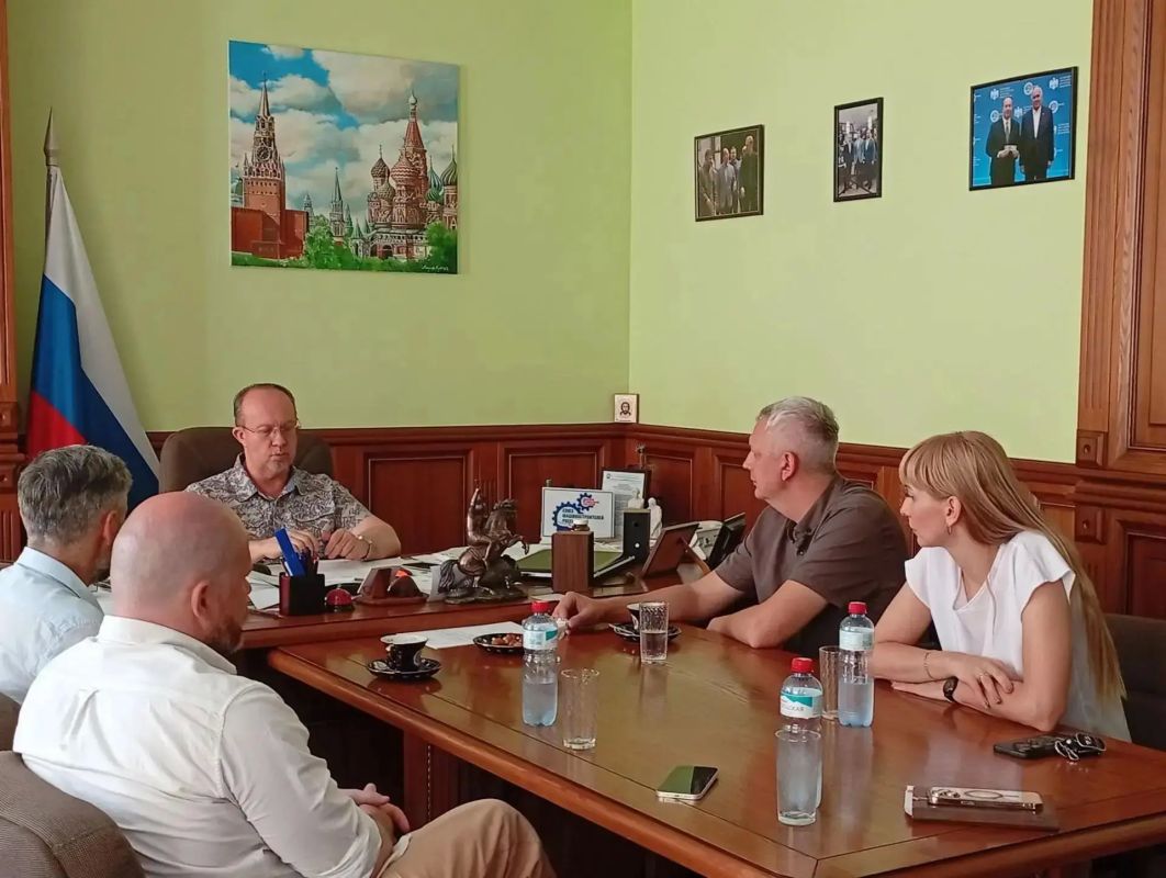 В рамках рабочего визита в Ясиноватую представитель актива Регионального общественного движения «Донецкая Республика» Сергей Макаров посетил крупнейшее промышленное предприятие нашего города – ООО «НПО «Ясиноватский... В рамках рабочего визита в Ясиноватую представитель актива Регионального общественного движения «Донецкая Республика» Сергей Макаров посетил крупнейшее промышленное предприятие нашего города – ООО «НПО «Ясиноватский...
