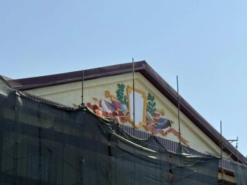 Сахалинские специалисты обновили фасад школы № 11 в подшефном Шахтерске