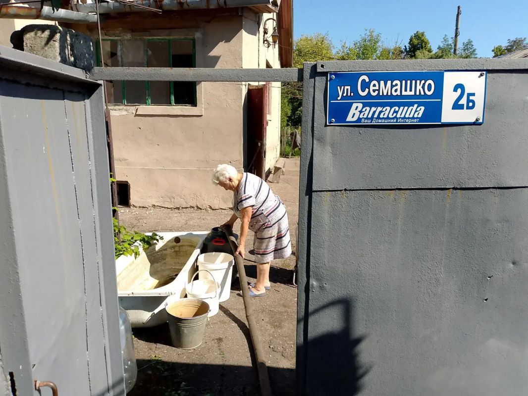 В Кировском внутригородском районе при поддержке региона-шефа Московская область продолжается подвоз воды для жителей домов, в которые в установленный графиком день не поступила вода