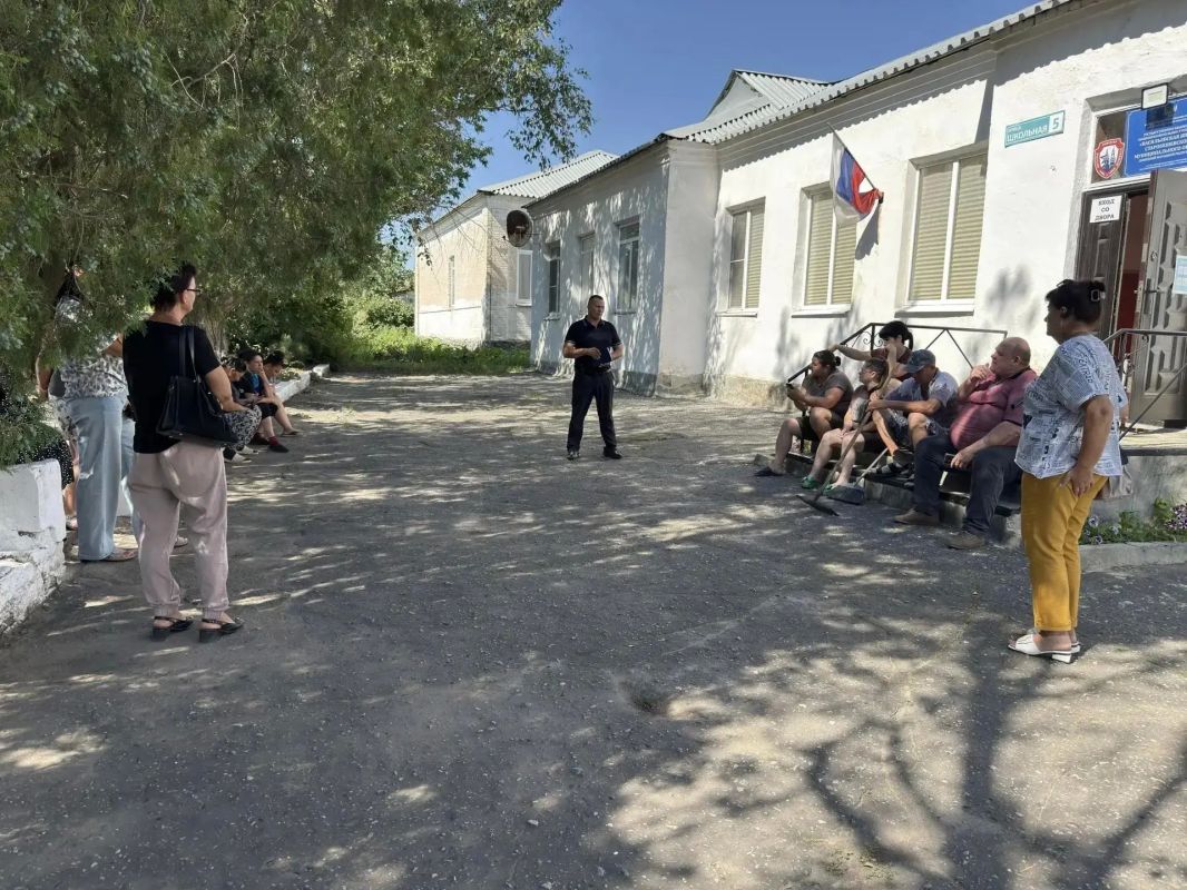 Встреча с жителями села Васильевка: решаем актуальные вопросы вместе Встреча с жителями села Васильевка: решаем актуальные вопросы вместе