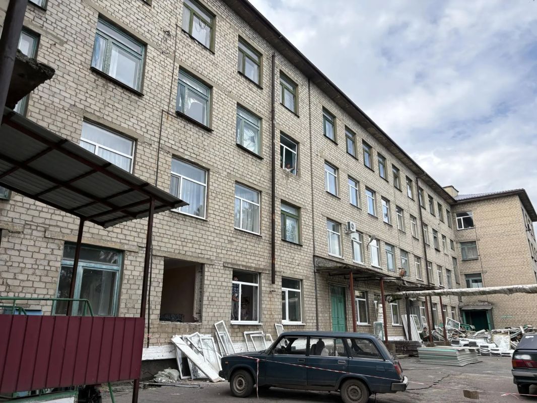 При поддержке сахалинцев в женском отделении ЦРБ Шахтерска приступили к установке окон При поддержке сахалинцев в женском отделении ЦРБ Шахтерска приступили к установке окон