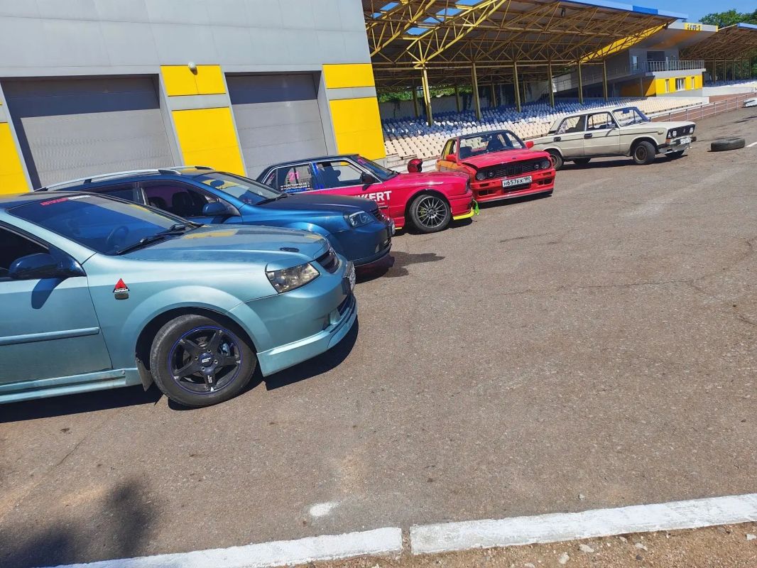 Выставка тюнинговых и классических автомобилей Выставка тюнинговых и классических автомобилей