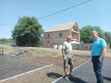 Первый заместитель главы Администрации Володарского муниципального округа Дмитрий Владимирович Боровик проверил ход работ по благоустройству зоны отдыха в селе Новоянисоль
