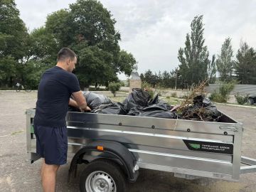 Сегодня жители Тельмановского округа приняли активное участие в еженедельной экологической акции "Чистый четверг"