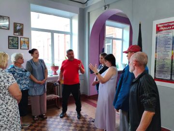 6 августа , Роман Грицай, начальник Пелагеевского территориального отдела администрации городского округа Торез, провел встречу с трудовым коллективом ГБОУ «Школа № 8 им. Д.А. Рыбалко городского округа Торез»