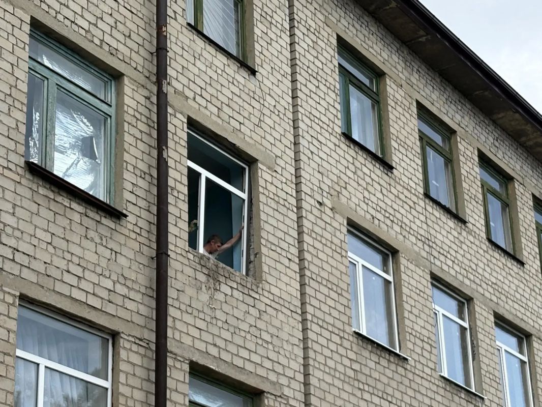 При поддержке сахалинцев в женском отделении ЦРБ Шахтерска приступили к установке окон При поддержке сахалинцев в женском отделении ЦРБ Шахтерска приступили к установке окон