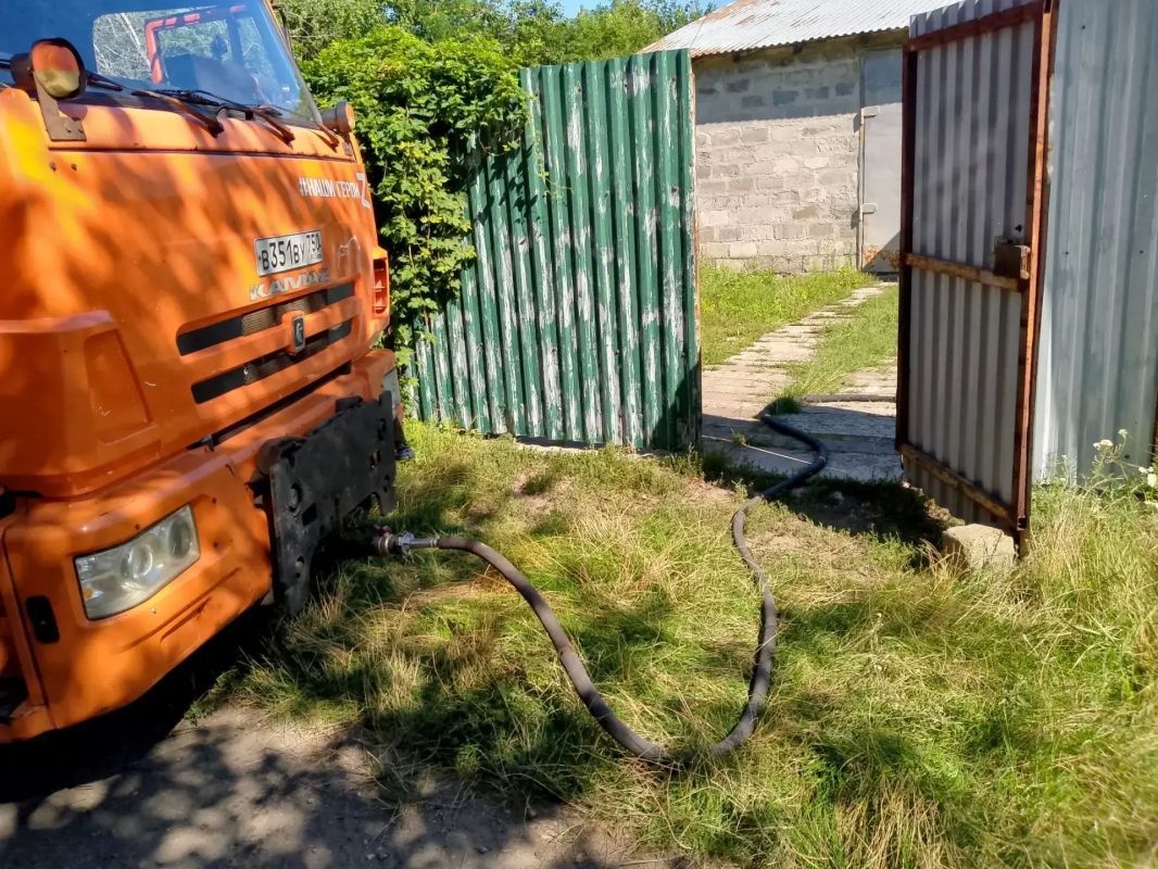 В Кировском внутригородском районе при поддержке региона-шефа Московская область продолжается подвоз воды для жителей домов, в которые в установленный графиком день не поступила вода В Кировском внутригородском районе при поддержке региона-шефа Московская область продолжается подвоз воды для жителей домов, в которые в установленный графиком день не поступила вода