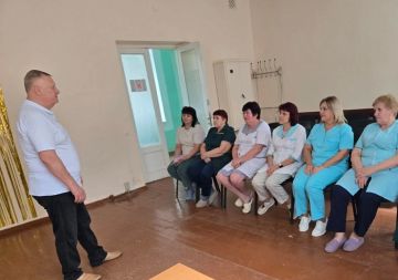 Депутат Амвросиевского муниципального совета Игорь Харченко провел встречу с сотрудниками Амвросиевской центральной районной больницы