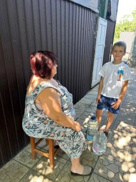 В условиях сложной ситуации с водоснабжением в г.Моспино, где подача воды остается нестабильной, особенно тяжело приходится самым уязвимым категориям граждан