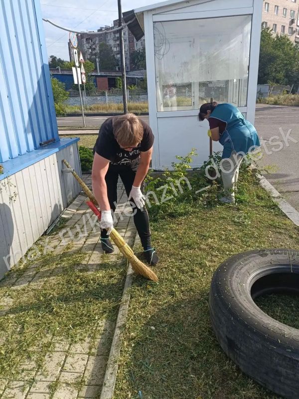 Специалисты спортивных, культурных и образовательных учреждений приняли участие в еженедельной акции «Чистый четверг» Специалисты спортивных, культурных и образовательных учреждений приняли участие в еженедельной акции «Чистый четверг»