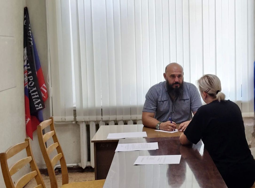 Заместитель главы администрации Амвросиевского муниципального округа Виталий Щуров провел прием граждан