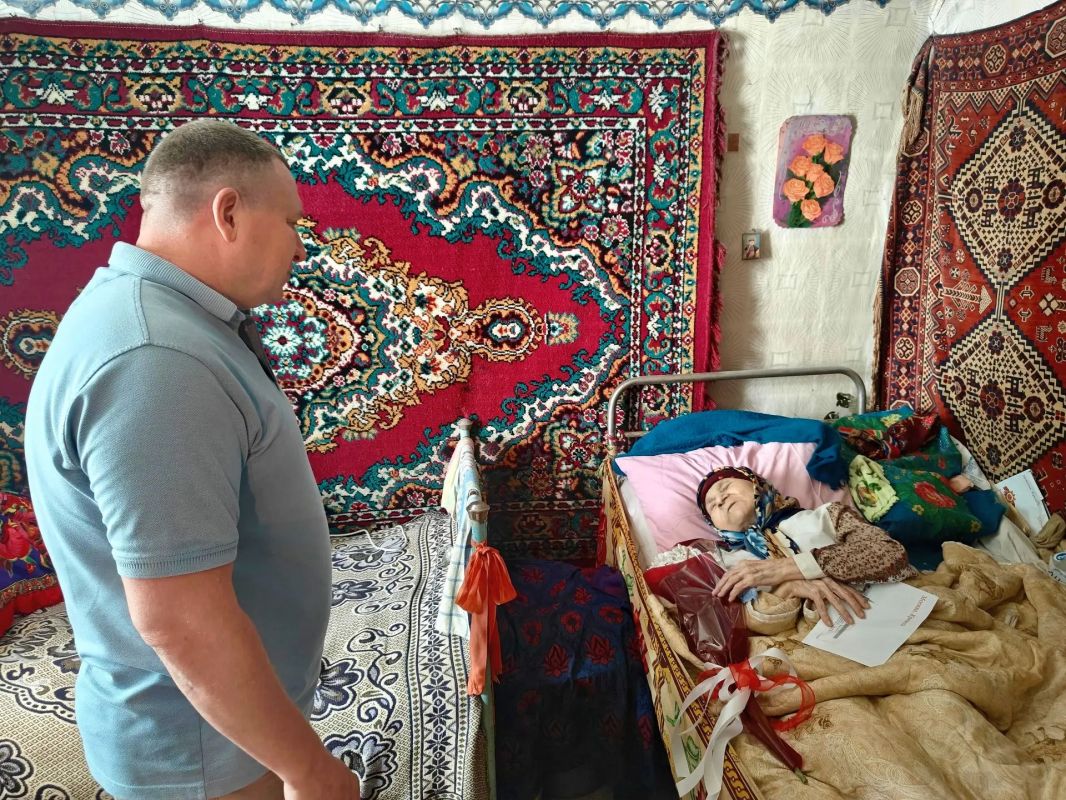 В Снежном чествовали долгожителя с юбилеем