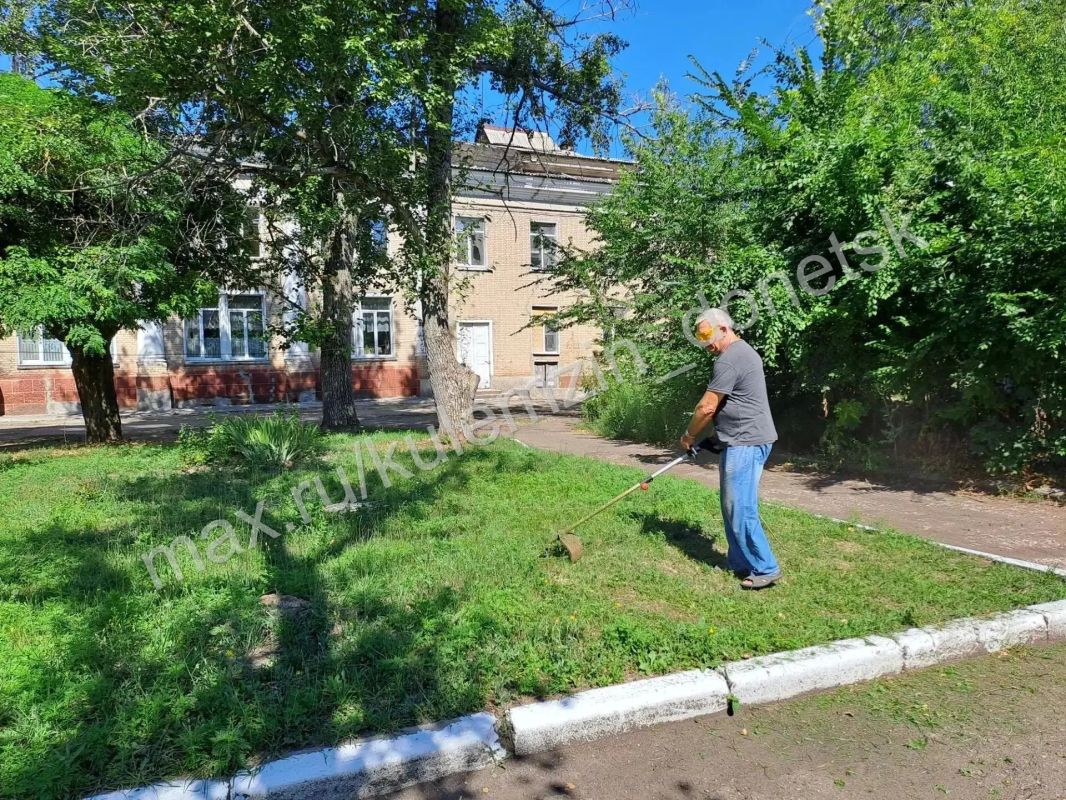 Специалисты спортивных, культурных и образовательных учреждений приняли участие в еженедельной акции «Чистый четверг» Специалисты спортивных, культурных и образовательных учреждений приняли участие в еженедельной акции «Чистый четверг»