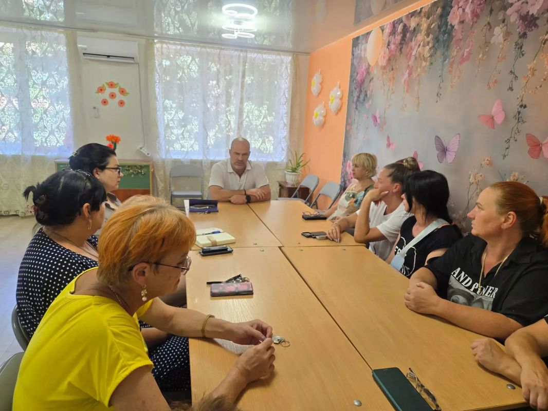 Сергей Желновач обсудил с работниками социальной сферы Дебальцево актуальные вопросы развития города Сергей Желновач обсудил с работниками социальной сферы Дебальцево актуальные вопросы развития города