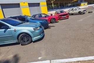 В Енакиево провели выставку тюнинговых и классических автомобилей