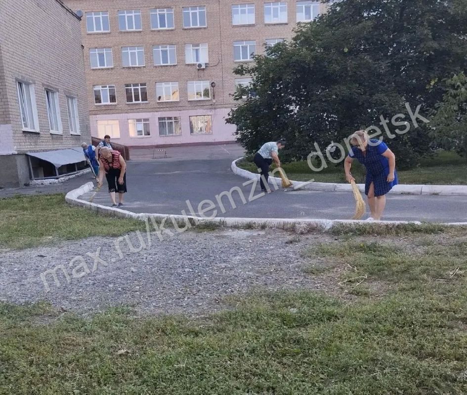 Специалисты спортивных, культурных и образовательных учреждений приняли участие в еженедельной акции «Чистый четверг» Специалисты спортивных, культурных и образовательных учреждений приняли участие в еженедельной акции «Чистый четверг»