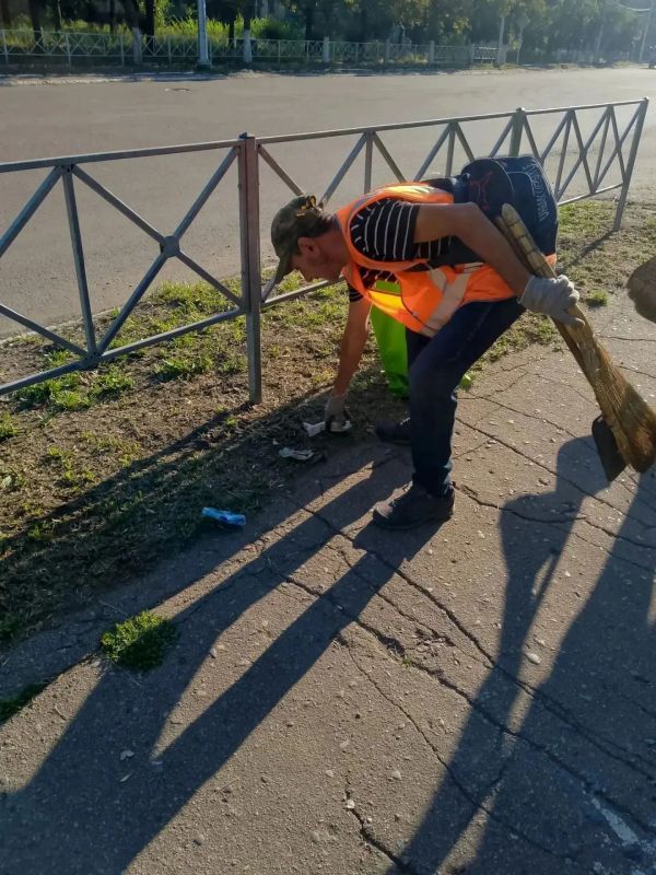 Коммунальщики Снежного продолжают благоустраивать территории общего пользования Коммунальщики Снежного продолжают благоустраивать территории общего пользования
