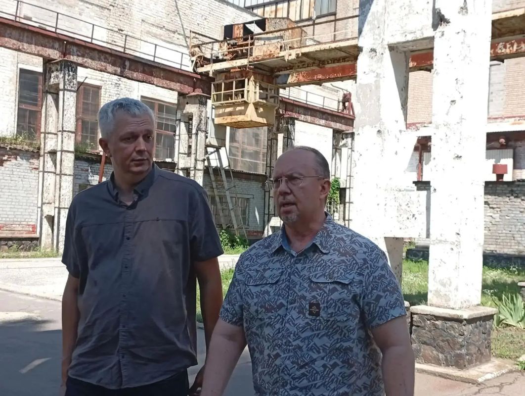 В рамках рабочего визита в Ясиноватую представитель актива Регионального общественного движения «Донецкая Республика» Сергей Макаров посетил крупнейшее промышленное предприятие нашего города – ООО «НПО «Ясиноватский... В рамках рабочего визита в Ясиноватую представитель актива Регионального общественного движения «Донецкая Республика» Сергей Макаров посетил крупнейшее промышленное предприятие нашего города – ООО «НПО «Ясиноватский...