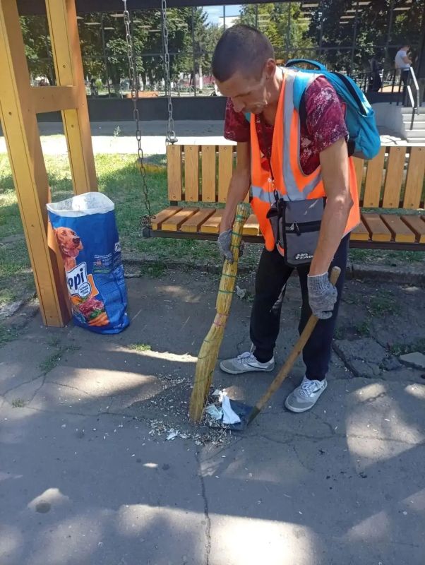 Коммунальщики Снежного продолжают благоустраивать территории общего пользования Коммунальщики Снежного продолжают благоустраивать территории общего пользования