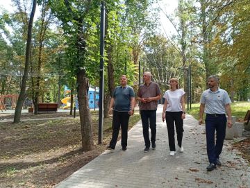 В рамках рабочего визита в Ясиноватую член актива Регионального общественного движения «Донецкая Республика» Сергей Макаров вместе с первым заместителем главы администрации округа Юлией Рачек и заместителем главы...