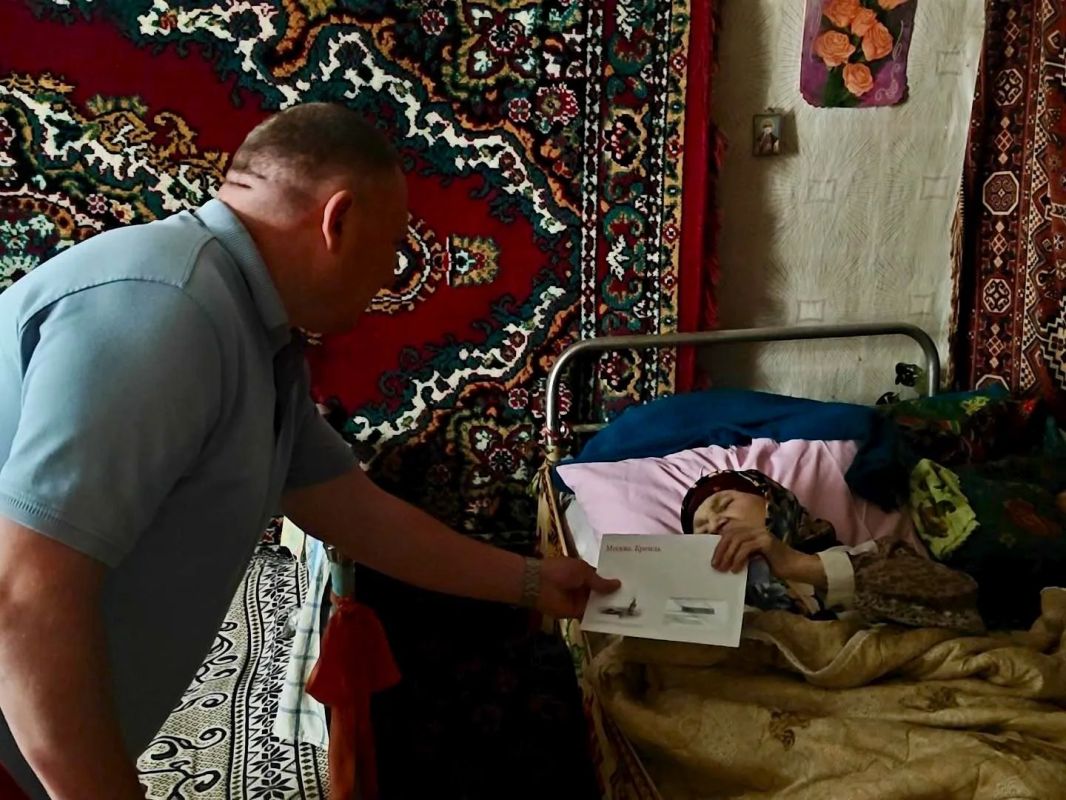 В Снежном чествовали долгожителя с юбилеем В Снежном чествовали долгожителя с юбилеем