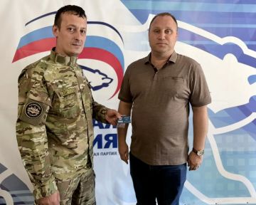 В Торезе вручили партийный билет ветерану боевых действий