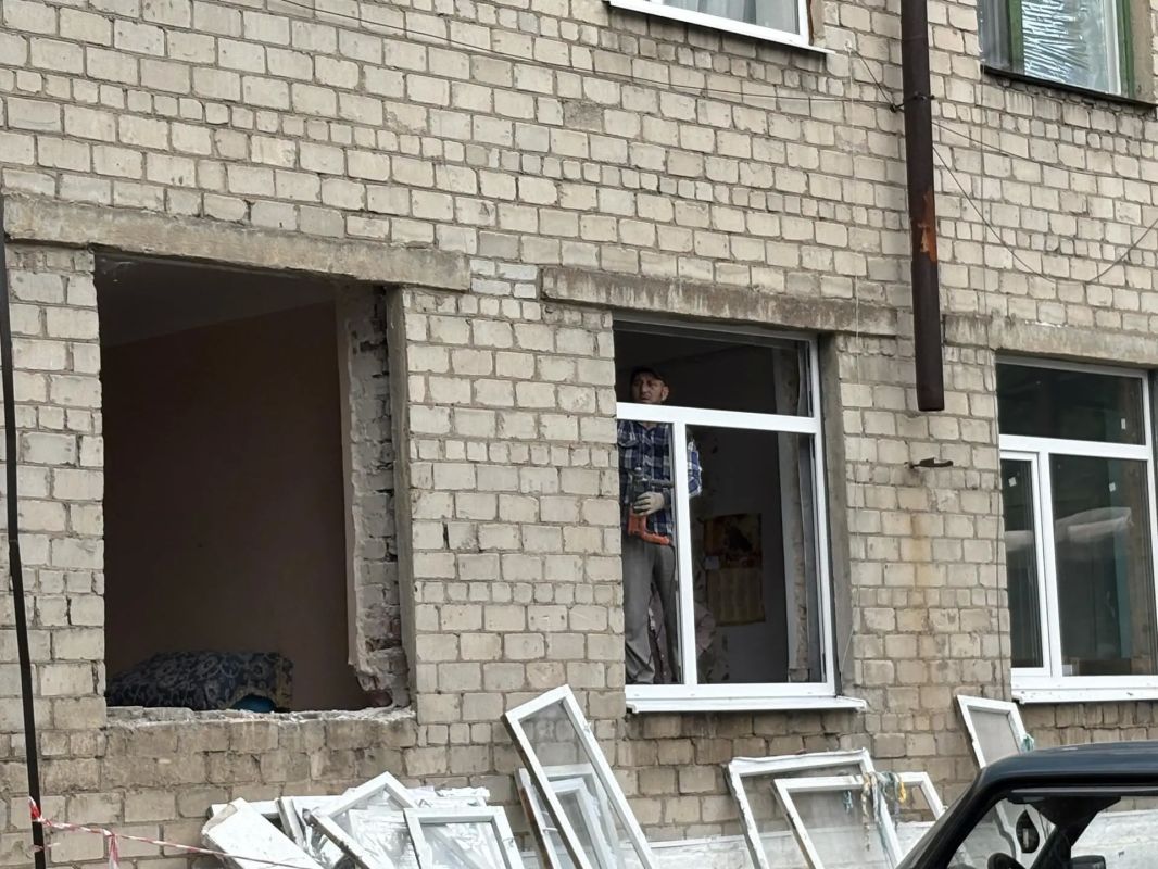 При поддержке сахалинцев в женском отделении ЦРБ Шахтерска приступили к установке окон