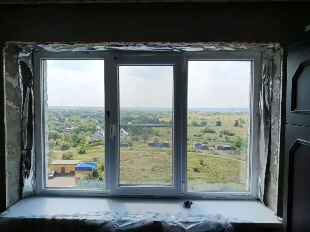 В Ясиноватой продолжается массовое остекление окон
