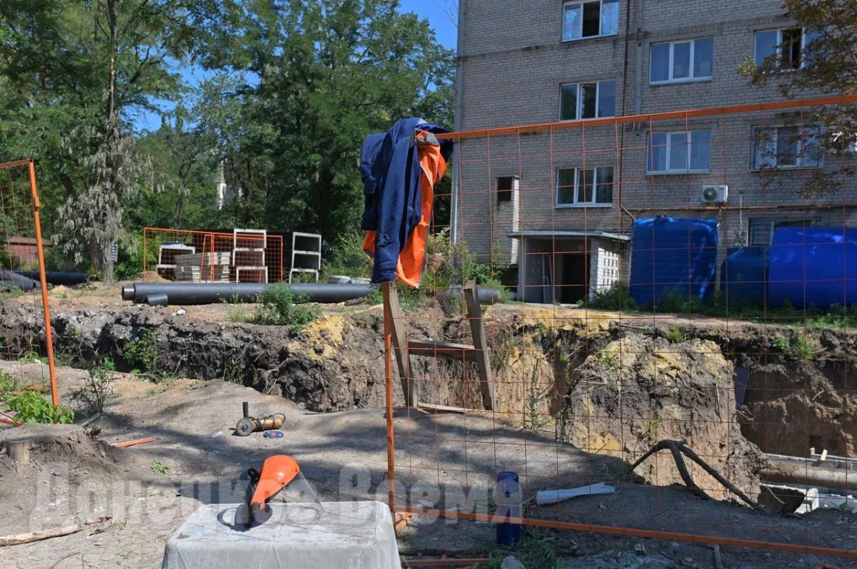 Под палящим солнцем, в пыли и металле: в Донецке готовят теплотрассу к новому отопительному сезону Под палящим солнцем, в пыли и металле: в Донецке готовят теплотрассу к новому отопительному сезону