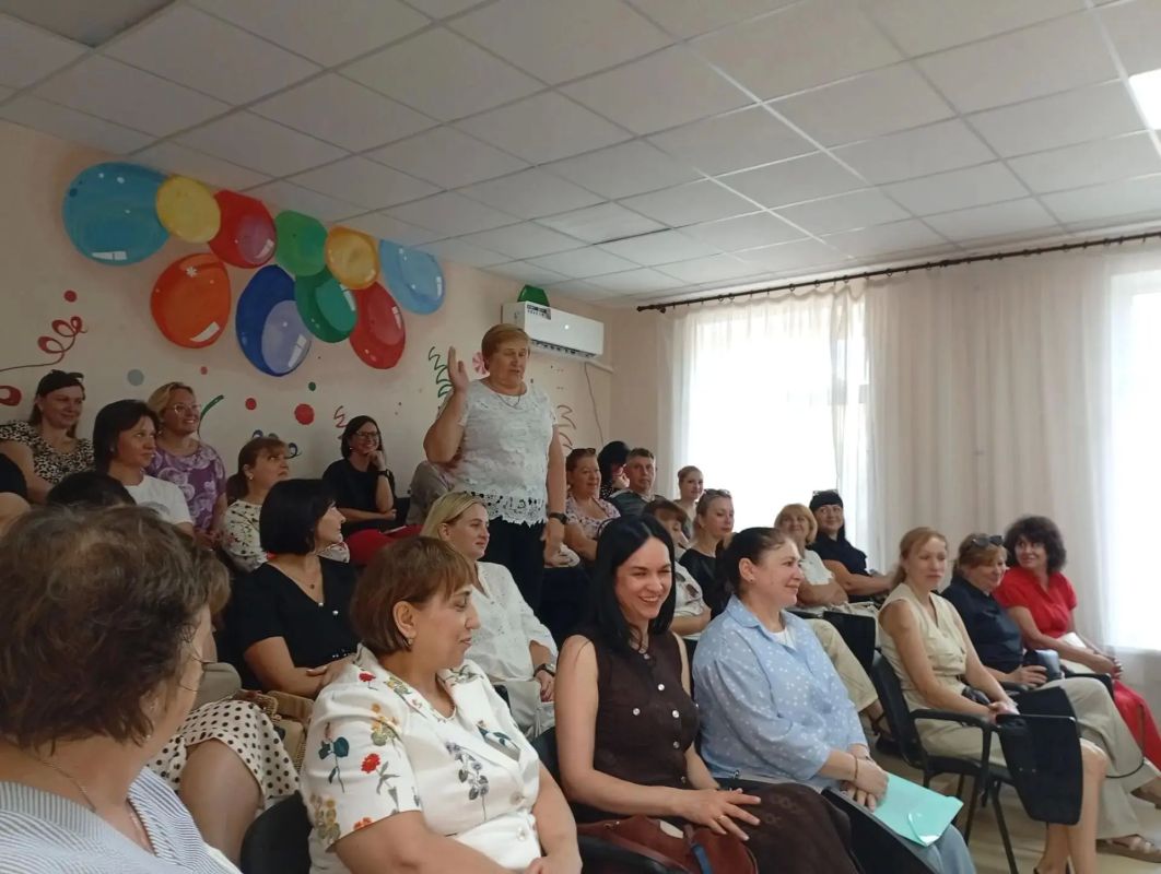 В рамках рабочей поездки в Ясиноватский муниципальный округ представитель актива Регионального общественного движения «Донецкая Республика» Сергей Макаров встретился с представителями педагогического сообщества Ясиноватой В рамках рабочей поездки в Ясиноватский муниципальный округ представитель актива Регионального общественного движения «Донецкая Республика» Сергей Макаров встретился с представителями педагогического сообщества Ясиноватой