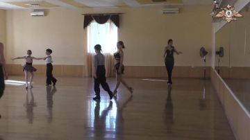 Волонтёры передали обувь юным танцорам ДНР