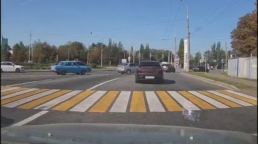 Байкер сбил инспектора ГАИ, который регулировал движение возле Мотеля в Донецке