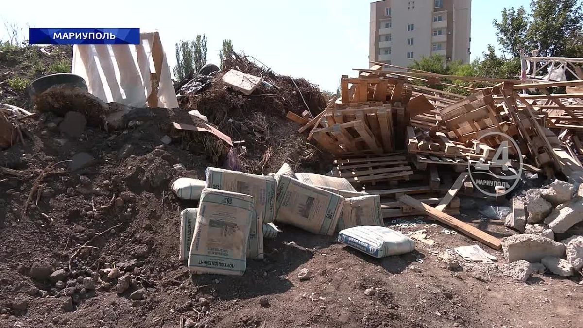 Стихийная свалка на бульваре Богдана Хмельницкого тревожит жителей двух многоэтажек