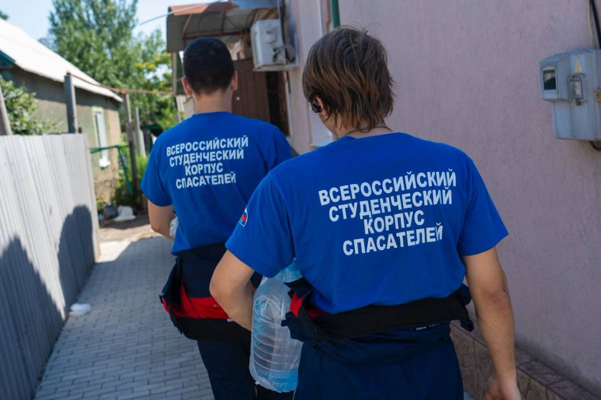 Сегодня добровольцы Донецкого регионального отделения ВСКС доставили нуждающимся маломобильным жителям Донецка 300 литров воды Сегодня добровольцы Донецкого регионального отделения ВСКС доставили нуждающимся маломобильным жителям Донецка 300 литров воды