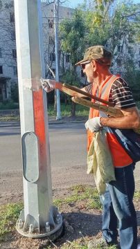 Коммунальщики Снежного продолжают благоустраивать территории общего пользования
