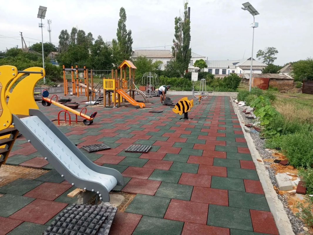 В селе Васильевка продолжается обустройство новой игровой площадки!