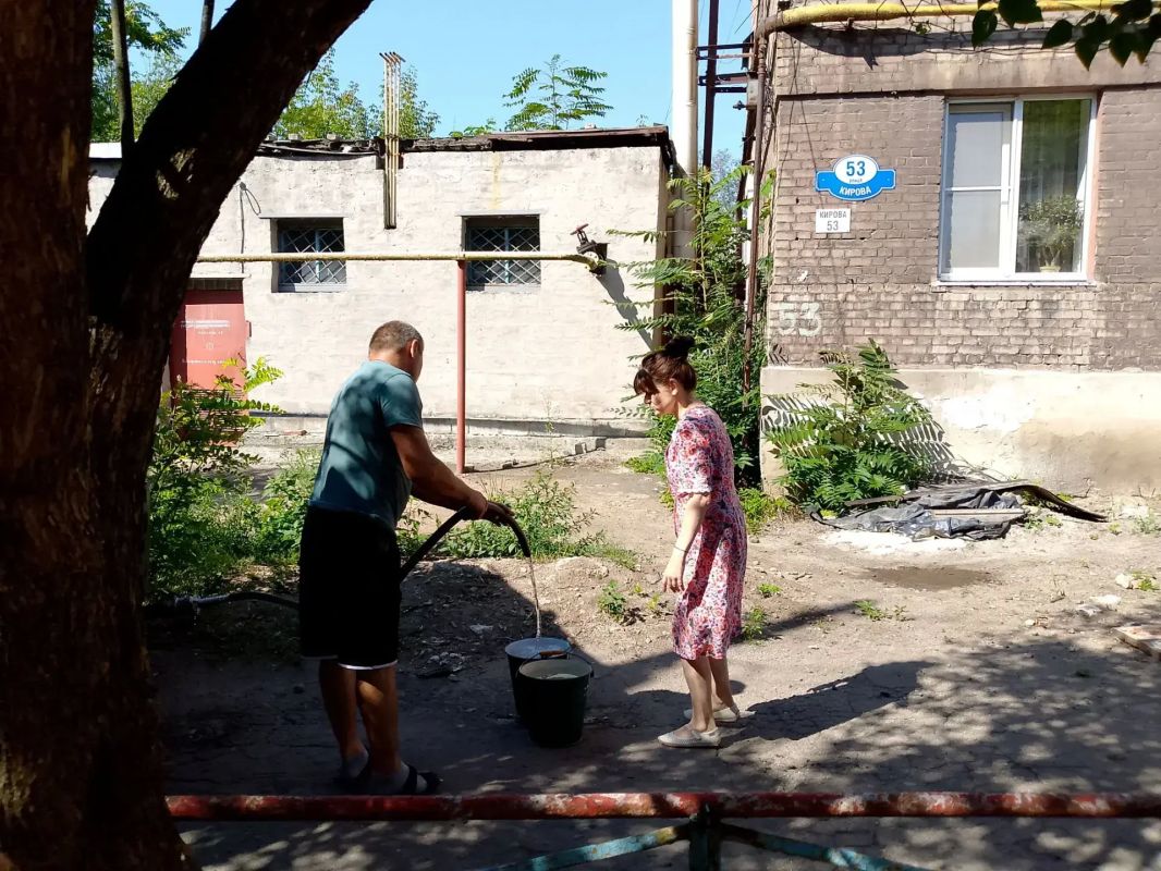 В Кировском внутригородском районе при поддержке региона-шефа Московская область продолжается подвоз воды для жителей домов, в которые в установленный графиком день не поступила вода В Кировском внутригородском районе при поддержке региона-шефа Московская область продолжается подвоз воды для жителей домов, в которые в установленный графиком день не поступила вода