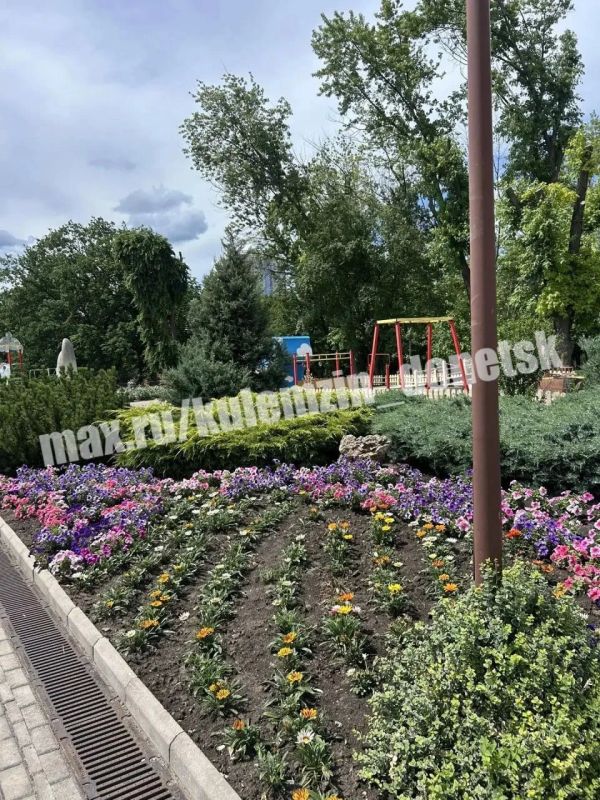В эти жаркие летние дни сотрудники Дирекции парков продолжают работу по благоустройству территорий В эти жаркие летние дни сотрудники Дирекции парков продолжают работу по благоустройству территорий